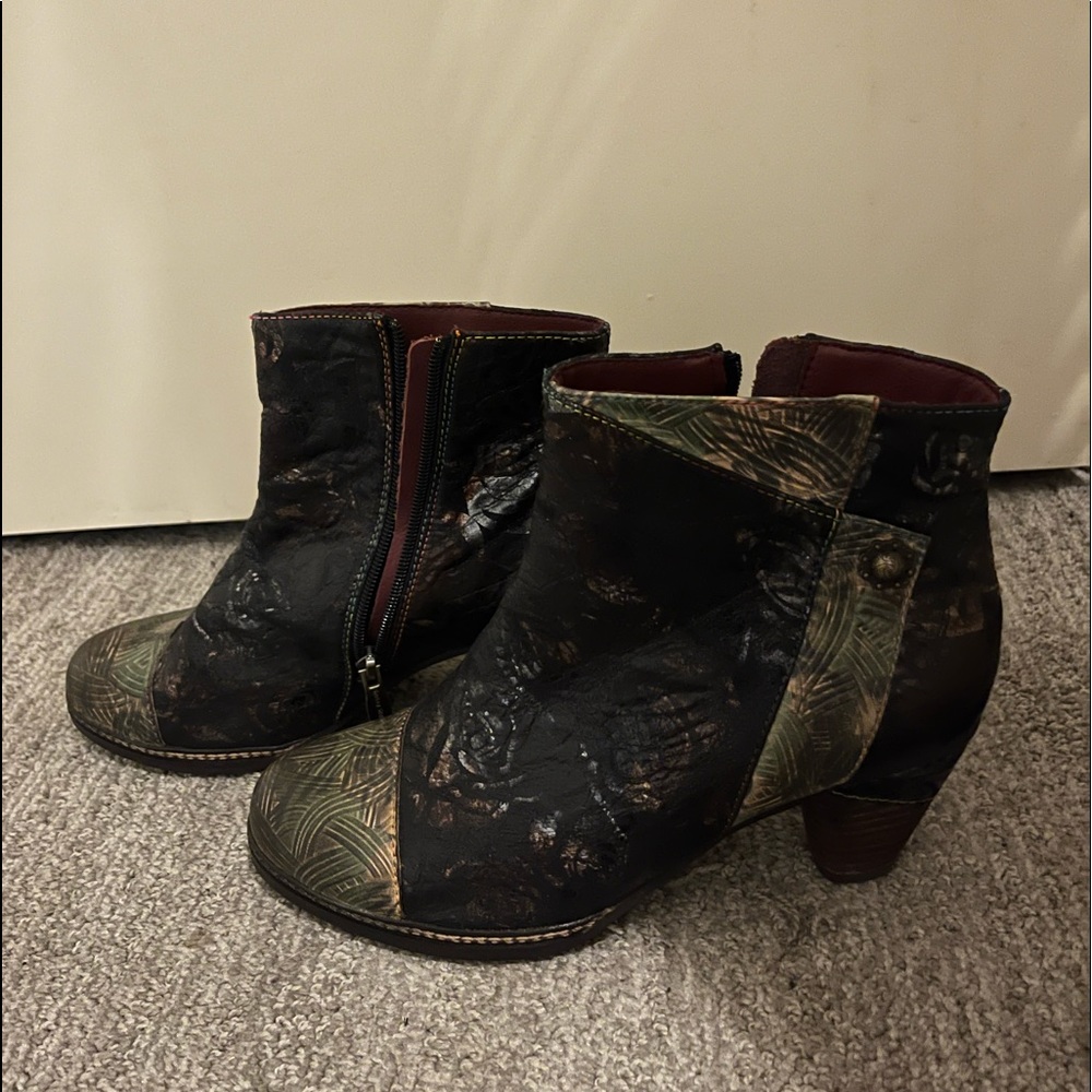 BRAND NEW UNIQUE Heeled Booties Size 9